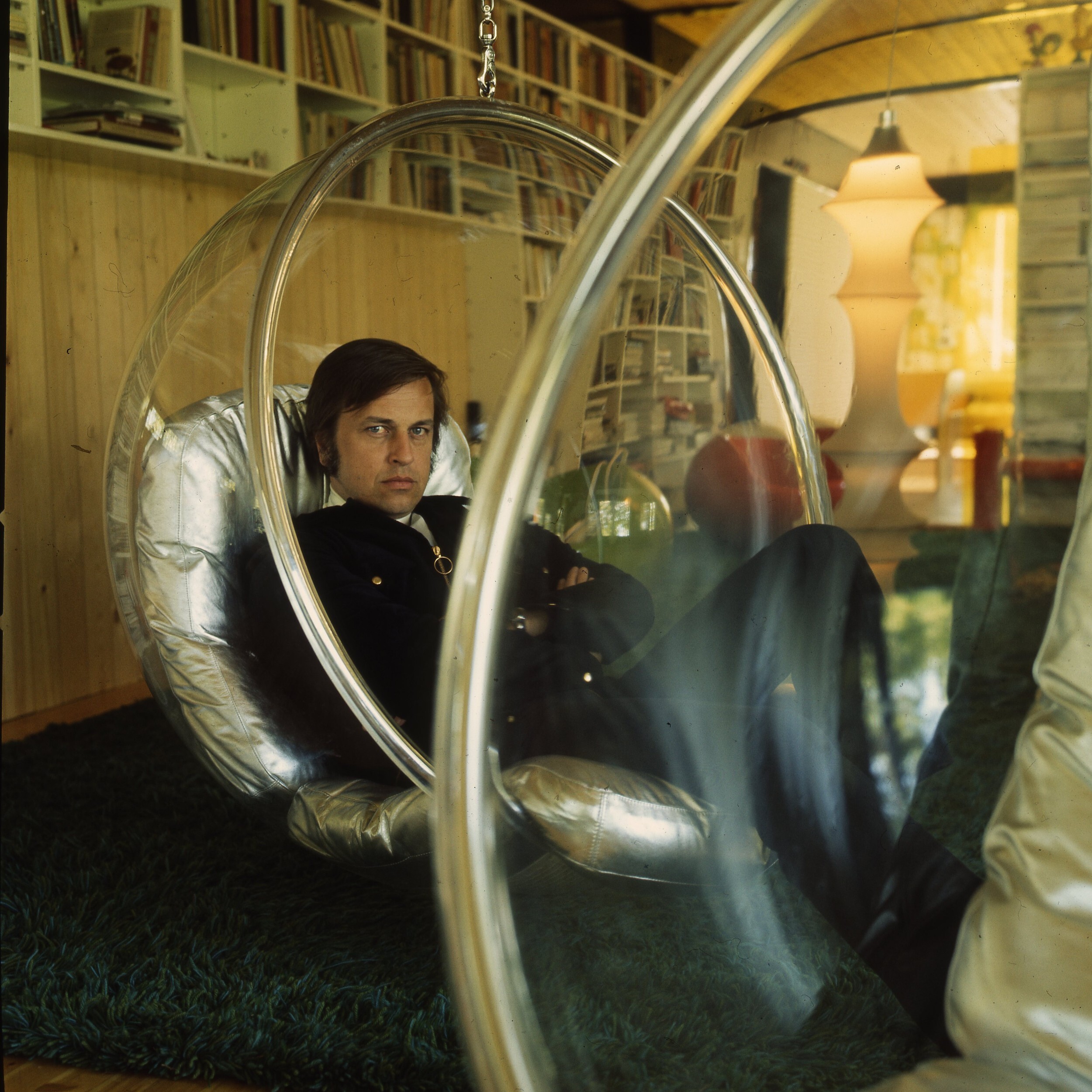 Euklides_EerioOriginals_bubble-chair_imageCarousel-cmqa1aoo5005u8o5qj7g7uj09