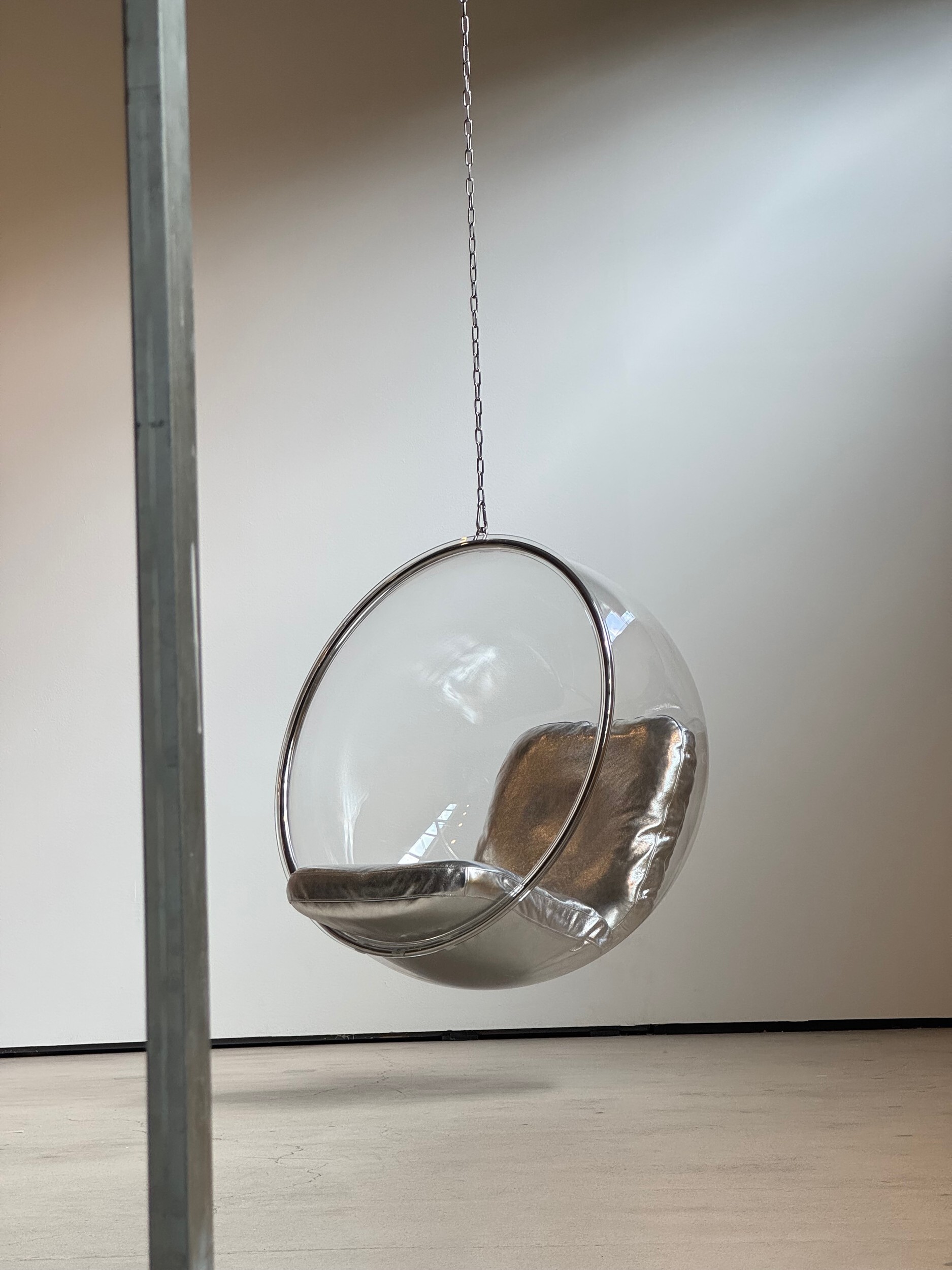 Euklides_EerioOriginals_bubble-chair_imageCarousel-cmqa1apwa00618o5q2l36vugw