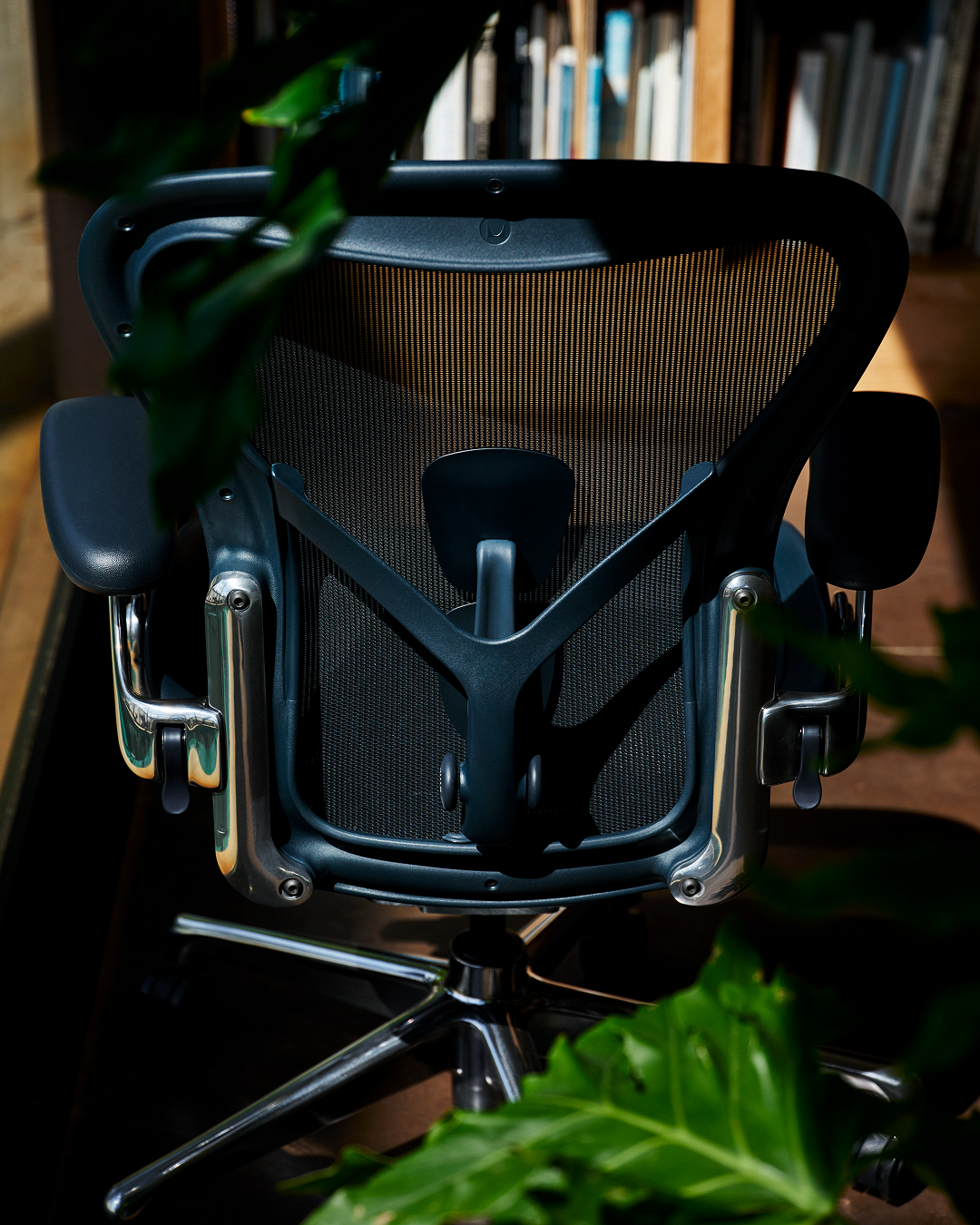 Euklides_HermanMiller_aeron-nightfall_imageGrid-cmqrwe1lw00b35bq9fivuc6dr