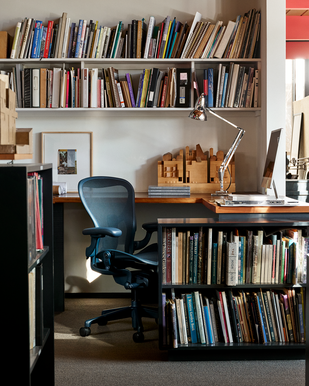 Euklides_HermanMiller_aeron-nightfall_imageGrid-cmqrwe21s00b95bq9fgrh7bem