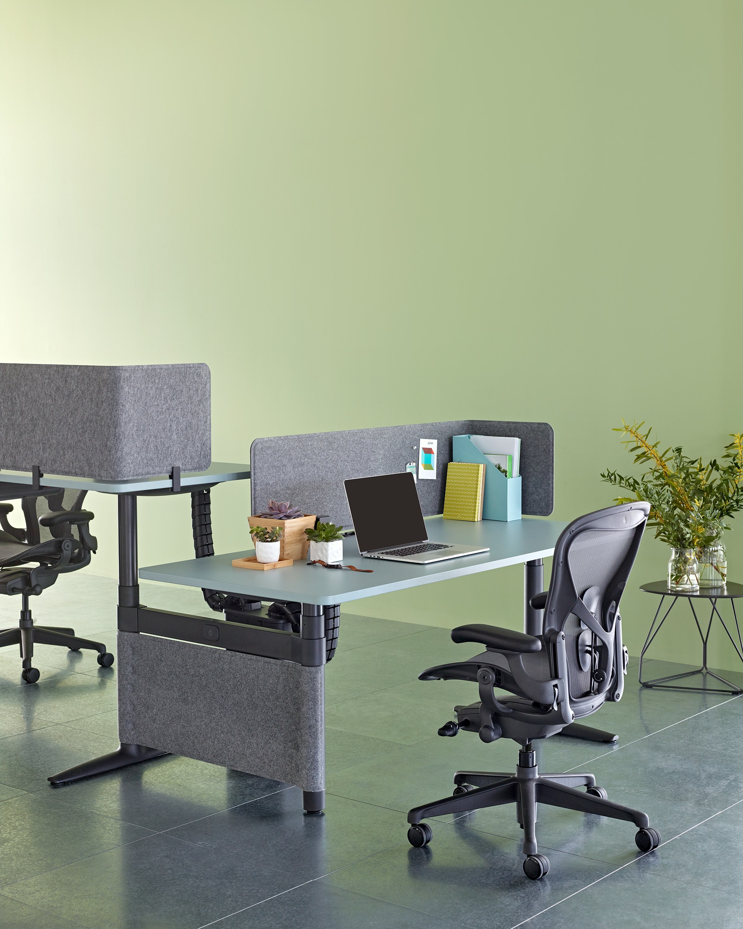 Euklides_HermanMiller_aeron-remastered-2_imageCarousel-cmox4jk1100id5b5yy6ir7kw1