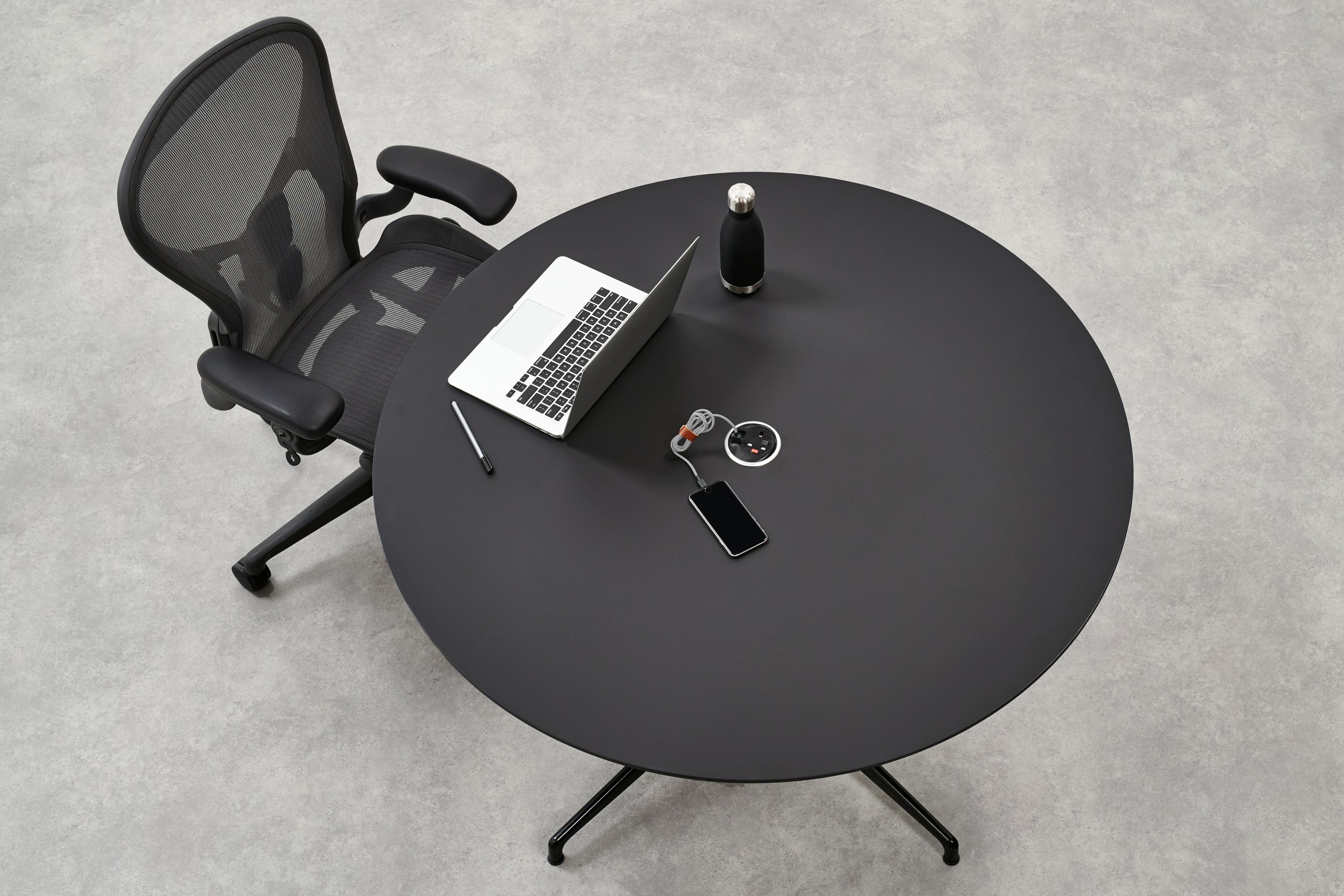 Euklides_HermanMiller_aeron-remastered-2_imageCarousel-cmox4kqay00md5b5ywb6mwqrp