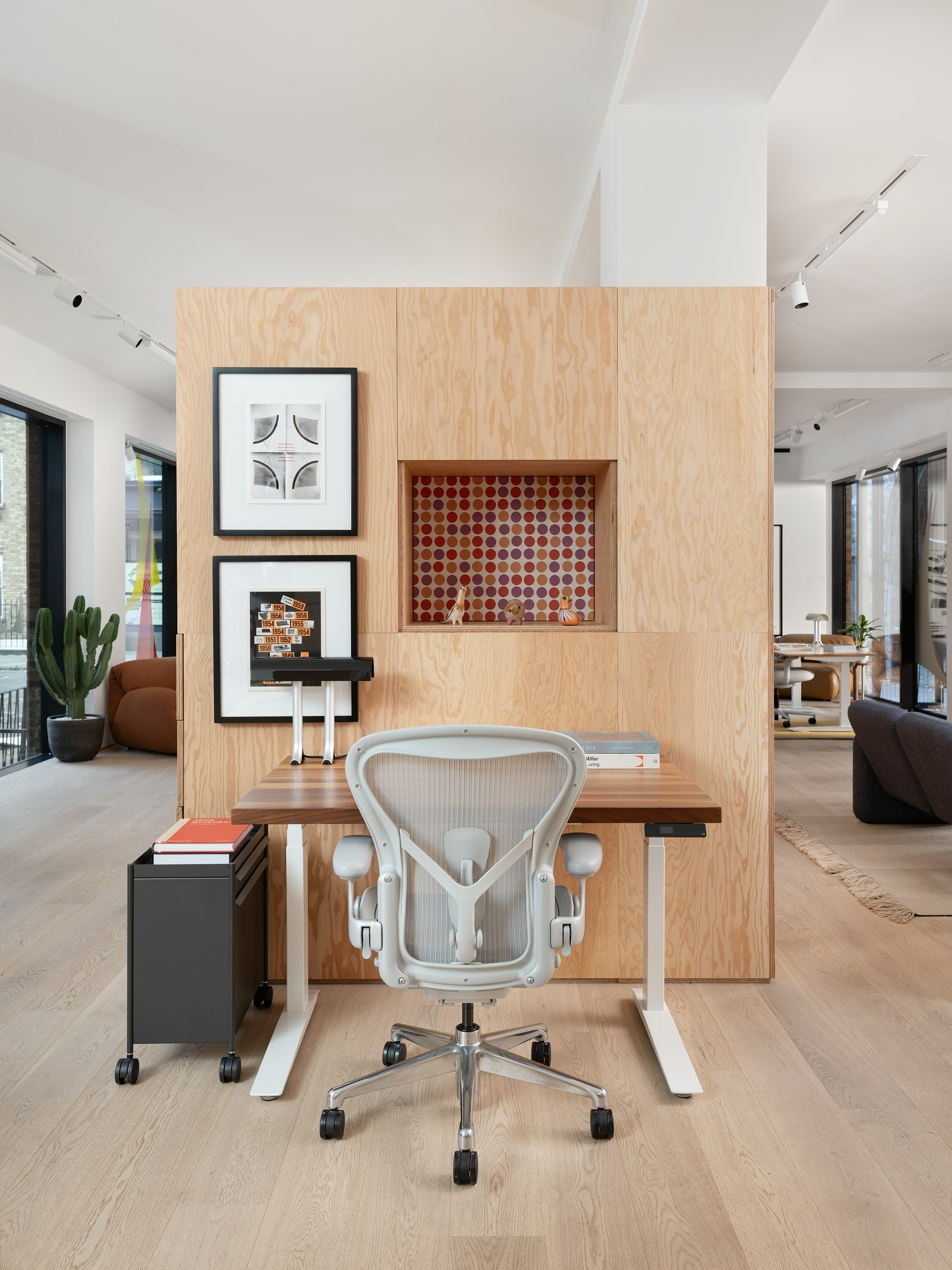 Euklides_HermanMiller_aeron-remastered-2_imageCarousel-cmox4kueu00mp5b5yrk1md1t3
