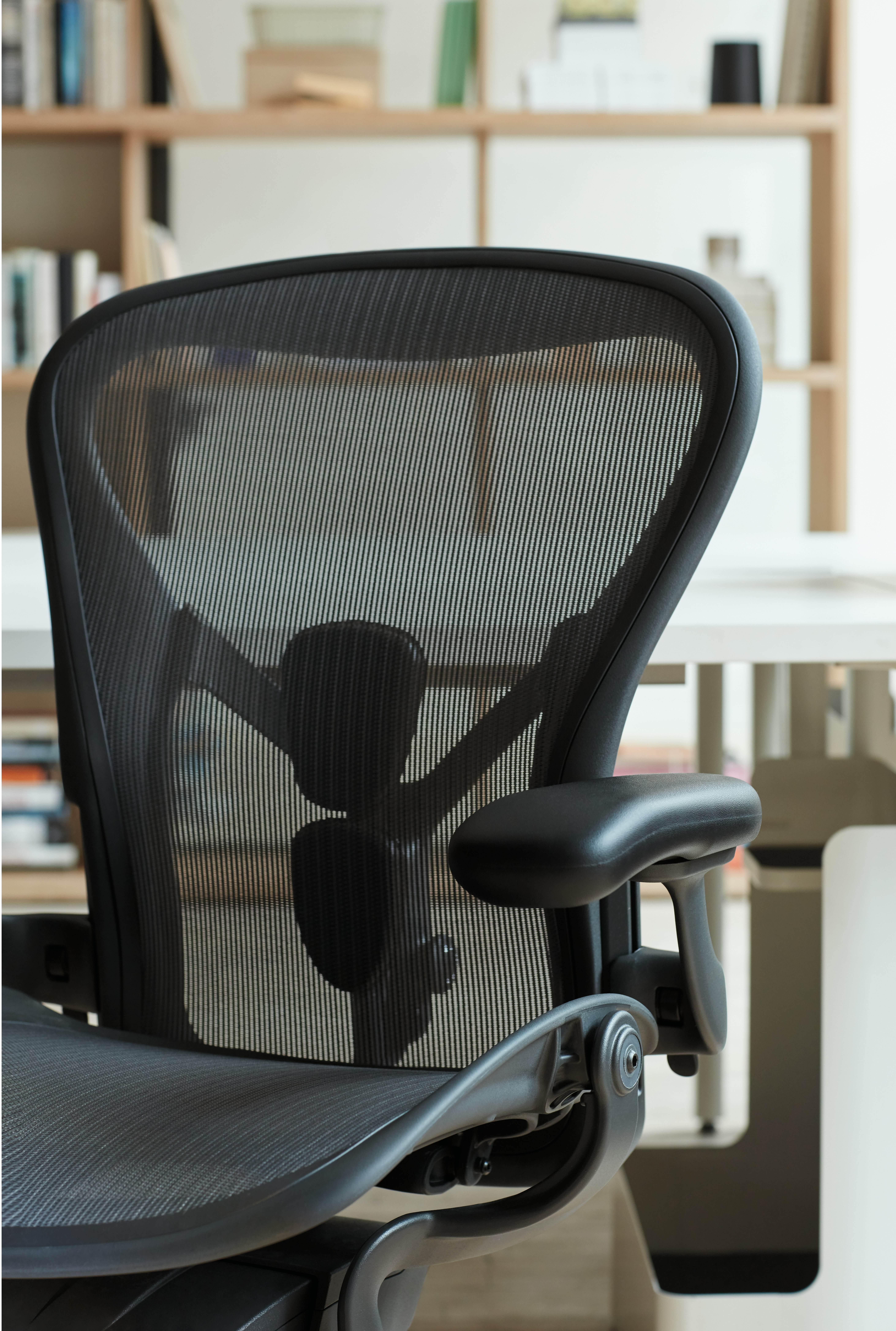 Euklides_HermanMiller_aeron-remastered-2_imageCarousel-cmox4ppql012x5b5yvokkfwrz