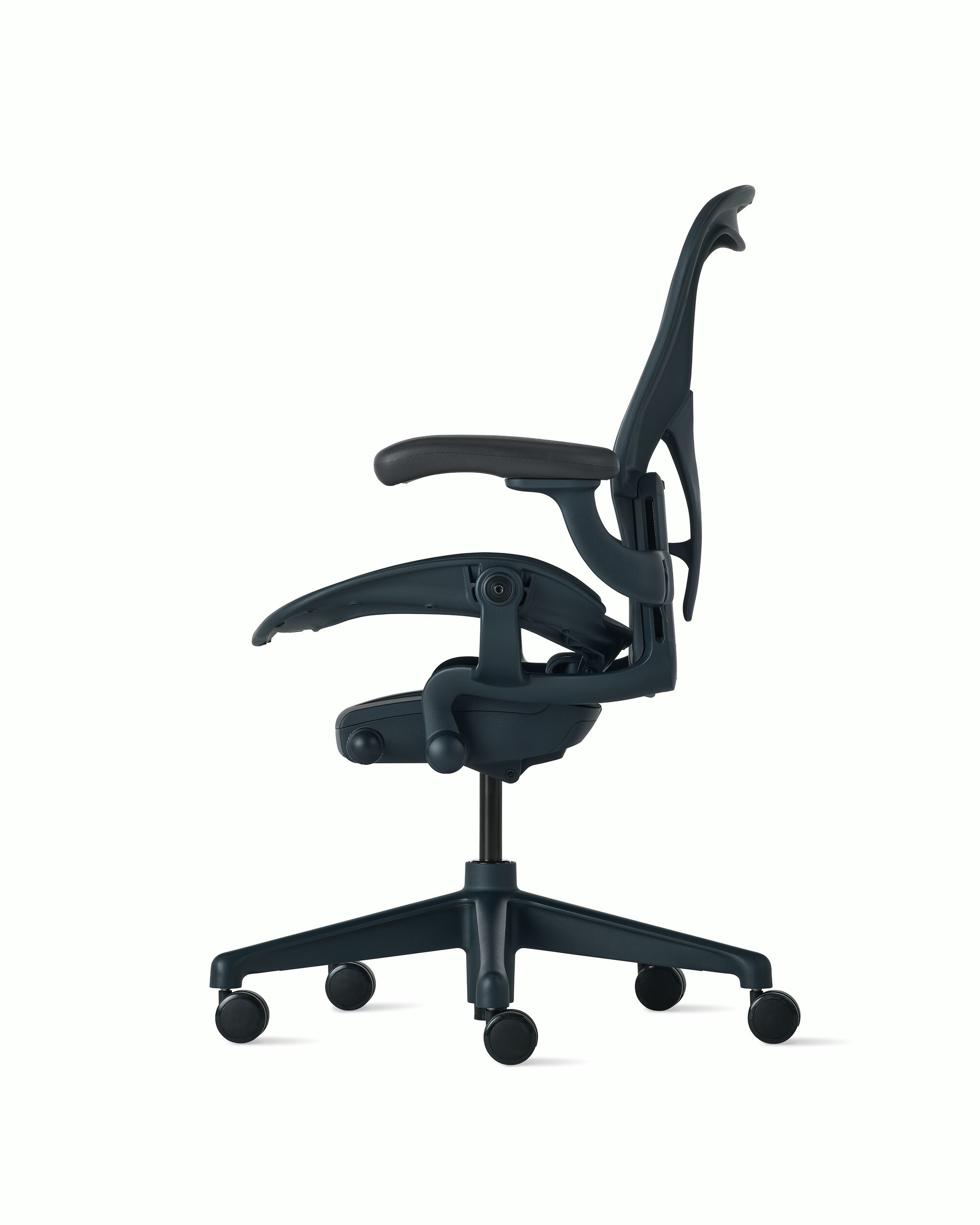 Euklides_HermanMiller_aeron-remastered-2_imageCarousel-cmqqo83nk007k5b8vi8rdcgz7