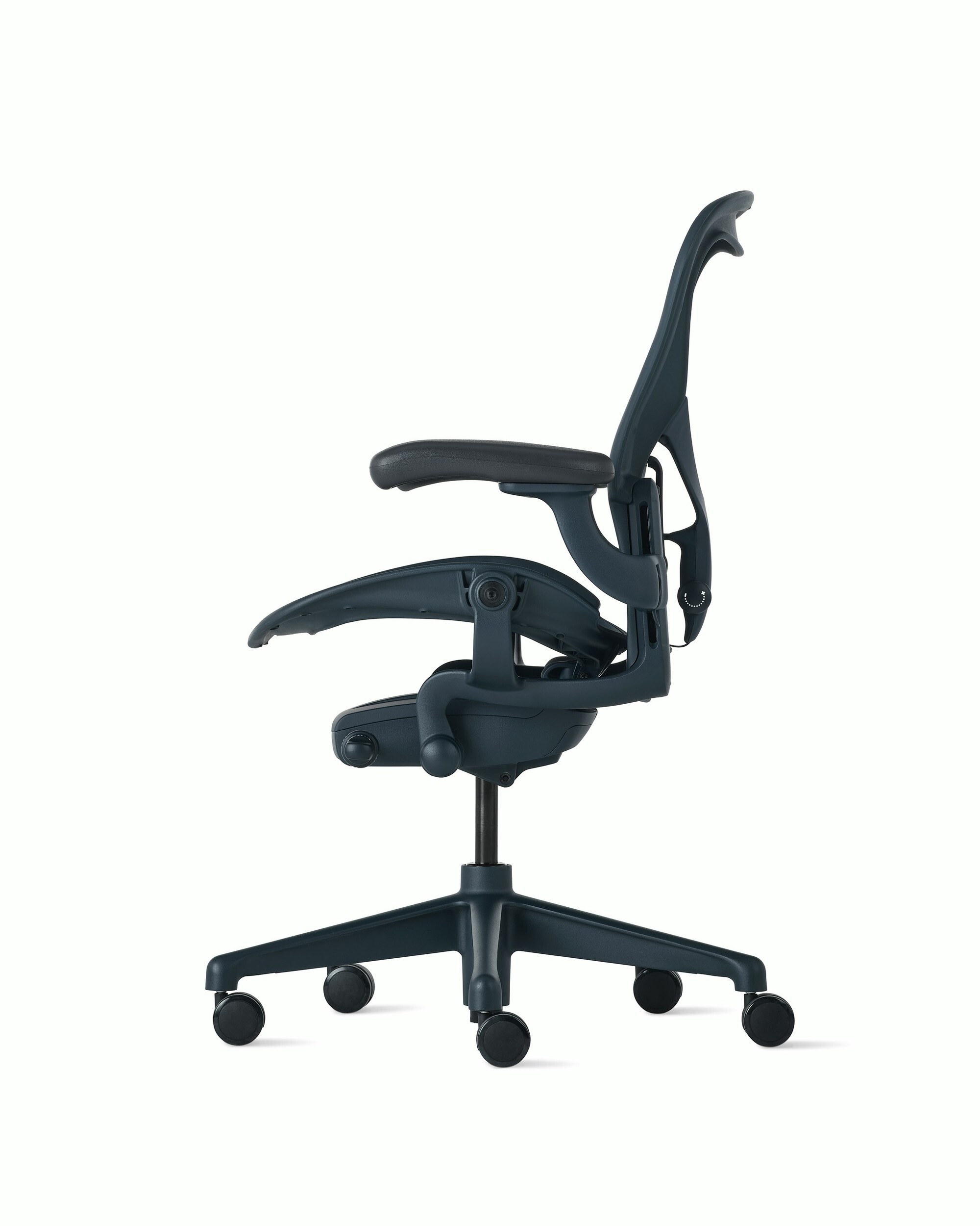 Euklides_HermanMiller_aeron-remastered-2_imageCarousel-cmqqo89x6009e5b8vc74dp5uh