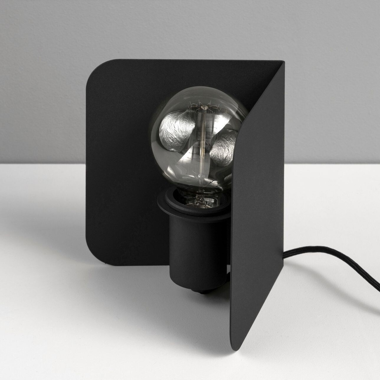 Euklides_Kouple_corner-table-lamp-2_thumbnail-mtbpiz4c