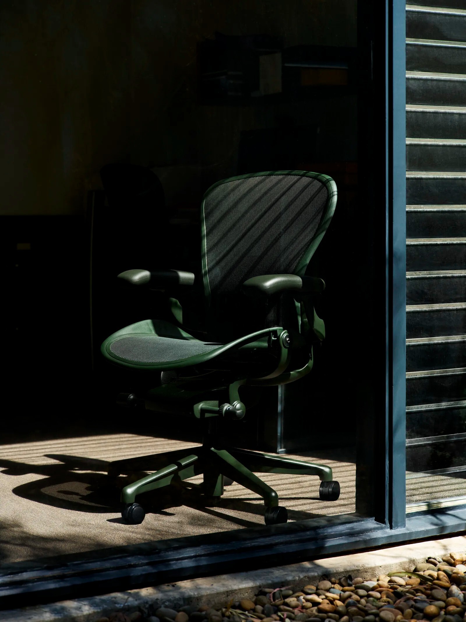 Euklides_Shared_aeron-far-farge_main-cmqtdj9fo00075bszrvncd04x