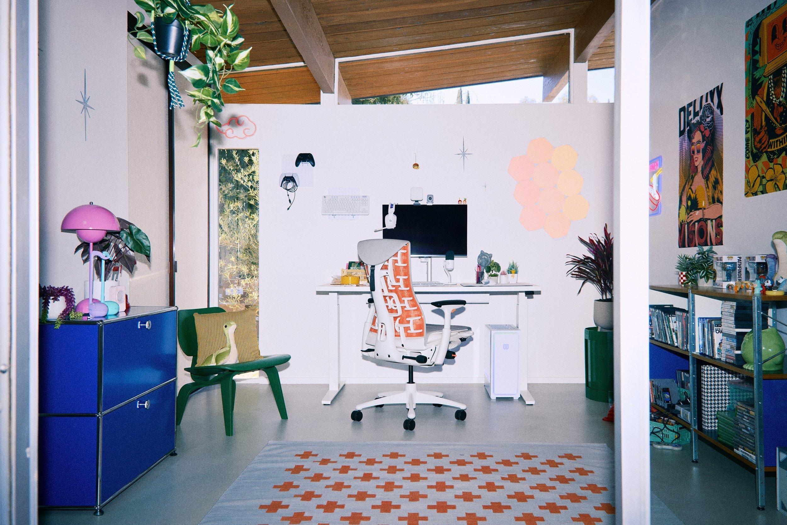 Embody Gaming Chair i oransje i et lyst spillrom